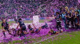 Suasana kegembiraan pemain Lyon saat menjuarai Liga Champions Wanita di Stadion Valeriy Lobanovskiy, Kiev, Ukraina, Kamis (24/5). Lyon mengalahkan Wolfsburg dengan skor 4-1. (AP Photo/Efrem Lukatsky)