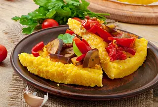 Sayuran seperti terong, tomat ceri, jamur, dan chickpeas tidak hanya lezat, tetapi juga kaya nutrisi, menjadikan hidangan ini cocok untuk dinikmati bersama keluarga saat hari raya. (foto/dok: freepik/timolina)