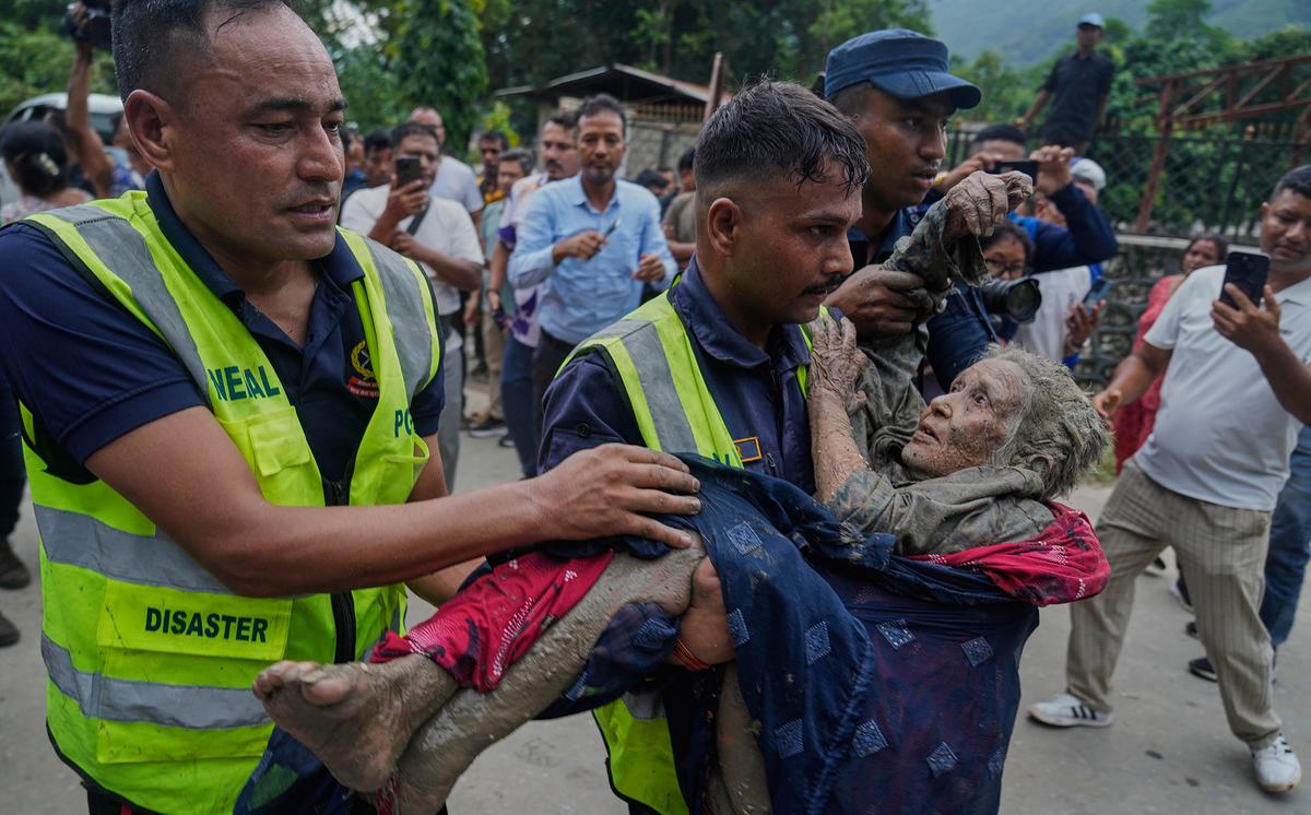 Banjir Bandang Nepal Tewaskan 95 Orang, Ratusan Wisatawan Hilang