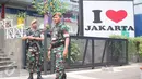 TNI melakukan penjagaan di sebuah pusat perbelanjaan di Glodok, Jakarta, Rabu (15/4). Pengamanan tersebut dilakukan untuk menjaga keamanan dalam Pilkada DKI Jakarta putaran ke 2. (Liputan6.com/Angga Yuniar)