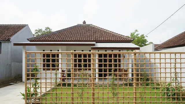 Pagar Bambu Berbentuk Kisi-kisi