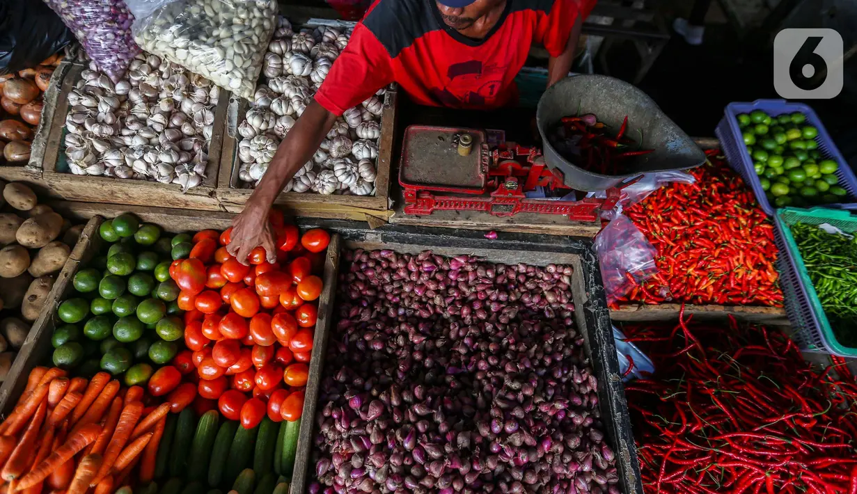 Aktivitas pedagang di Pasar Kebayoran Lama, Jakarta, Kamis (4/4/2024). (Liputan6.com/Angga Yuniar)