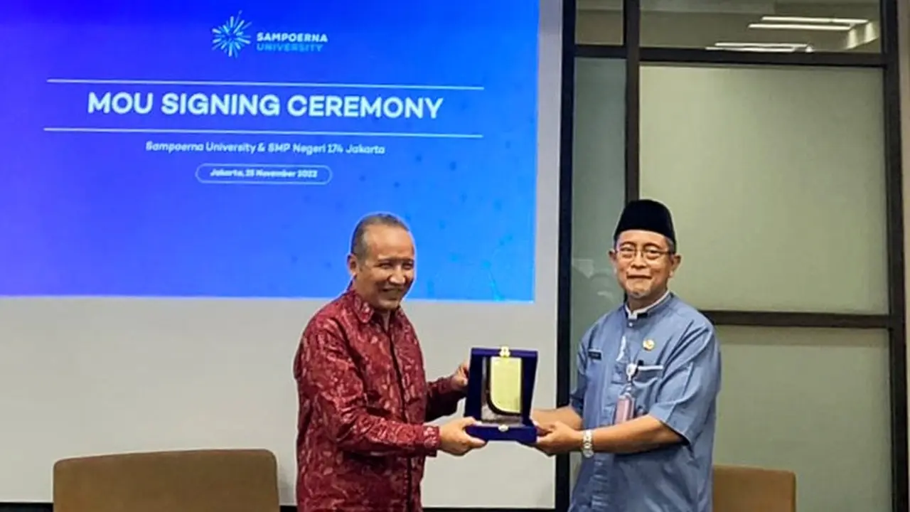 Penyerahan plakat kerja sama Rektor Sampoerna University Wahdi Yudhi (kiri) kepada Kepala Sekolah SMPN 174 Jakarta Kuslani (Istimewa)