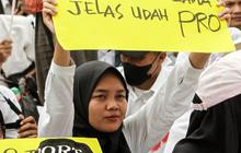 FOTO: Massa Tenaga Honorer Geruduk DPR Tuntut Diangkat Jadi ASN