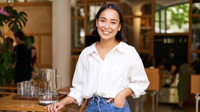 wanita maret gestur sederhana