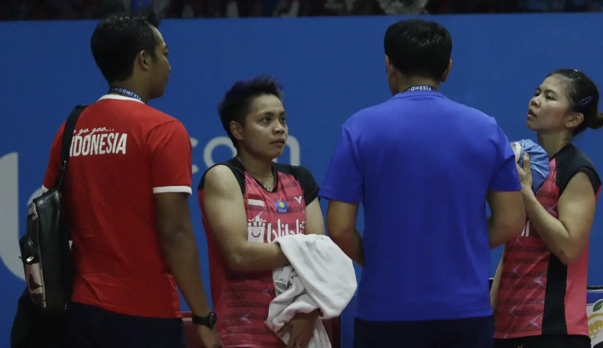 Pasangan Indonesia, Greysia Polii/Apriyani Rahayu, mendapat arahan dari pelatih saat melawan wakil Jepang, Ayako Sakuramoto/Yukiko Takahata pada Indonesia Open 2019 di Istora, Jakarta, Selasa (16/7). Pasangan Indonesia menang 21-15, 21-16. (Bola.com/M Iqbal Ichsan)