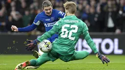 Kiper Liverpool, Caoimhin Kelleher, berhasil menghalau bola tendangan pemain Chelsea, Conor Gallagher, pada laga final Carabao Cup 2023/2024 di Stadion Wembley, Minggu (25/2/2024). (AP Photo/Alastair Grant)