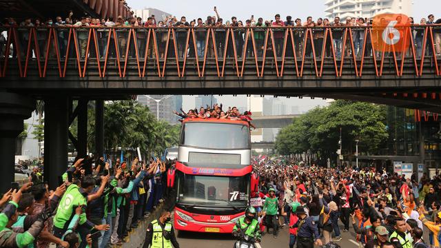 Foto: Pemandangan Menakjubkan! Begini Jadinya Ketika Bus Timnas Indonesia U-22 saat Melewati Ikon Kota Jakarta saat Kira87uara