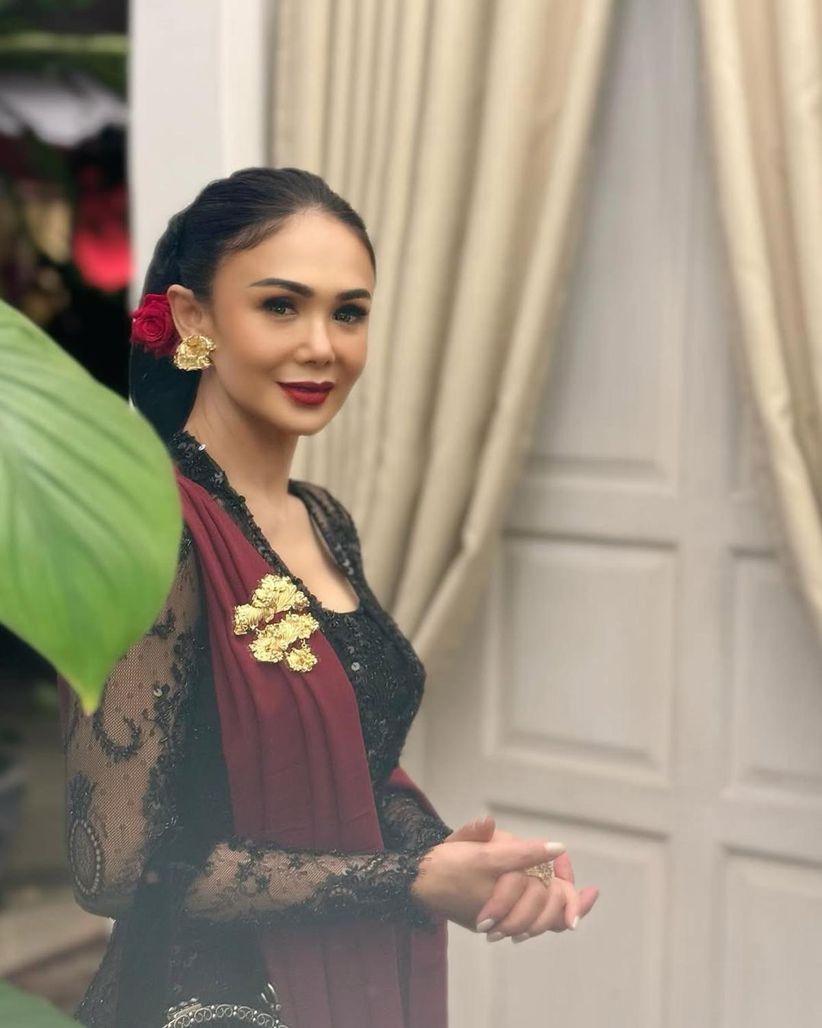 7 Potret Cantik Yuni Shara dengan Kebaya dan Baju Adatnya, Bisa Jadi Inspirasi Tampil Elegan