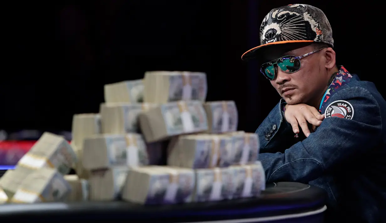 Qui Nguyen asal Amerika saat bertanding dengan Gordon Vayo dari San Francisco di final Kompetisi Poker Dunia di Las Vegas, AS (2/11). Kompetisi Poker Dunia ini berhadiah sebesar 8 juta dollar. (AP/John Locher)