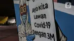 Mural imbauan untuk melawan COVID-19 terlihat di bawah kolong jembatan di Jakarta, Kamis (17/11/2020). Pemerintah Klaim Tingkat Kesembuhan Pasien Covid-19 Indonesia di Atas Global. (Liputan6.com/JohanTallo)