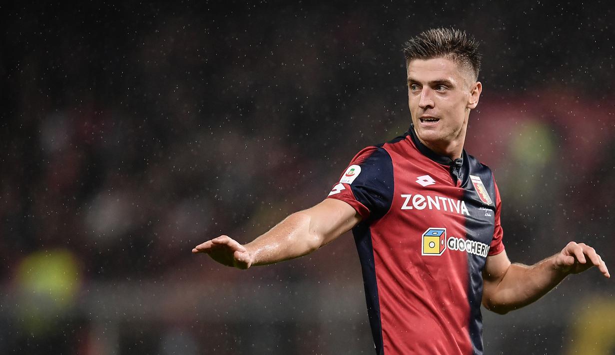 1. Krzysztof Piatek – Penyerang Genoa tersebut menajdi kejutan Serie A musim ini. Sebab dia menjadi pemimpin daftar gol terbanyak di Serie A mengalhakna Ronaldo. (AFP/Marco Bertorello