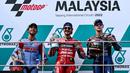 (kiri ke kanan) Pembalap Ducati Gresini Racing Enea Bastianini, pembalap Ducati Lenovo Francesco Bagnaia, dan pembalap Monster Energy Yamaha Fabio Quartararo merayakan kemenangan mereka pada MotoGP Malaysia 2022 di Sirkuit Internasional Sepang, Sepang, Malaysia, Minggu (23/10/2022). Francesco Bagnaia sukses menjadi juara MotoGP Malaysia 2022 disusul Enea Bastianini dan Fabio Quartararo. (MOHD RASFAN/AFP)