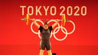 Aksi lifter Indonesia, Nurul Akmal, pada lomba angkat besi kelas +87 kg, di Tokyo International Forum, Senin (2/8/2021). (NOC Indonesia)