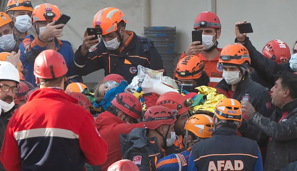 Petugas penyelamat membawa Ayda Gezgin, 3, menuju ambulans terjebak reruntuhan gedung apartemen setelah gempa bumi dahsyat di kota Izmir, Turki, Selasa (3/11/2020). Ayda Gazgin berhasil diselamatkan dari bawah reruntuhan bangunan setelah terkubur selama 4 hari atau sekitar 91 jam. (AFAD via AP)