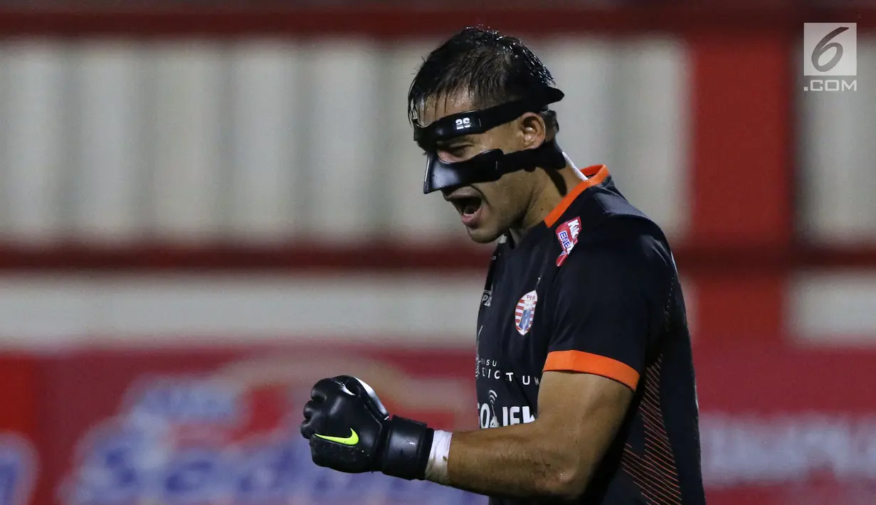 Penjaga gawang Persija, Andritany saat melawan Persebaya di Lapangan PTIK Jakarta, Selasa (26/6). Anditany mengalami cedera pada bagian wajah usai berbenturan dengan pemain Uzbekistan, Nurulloev Sukhrob, 3 Maret lalu. (Liputan6.com/Helmi Fithriansyah)