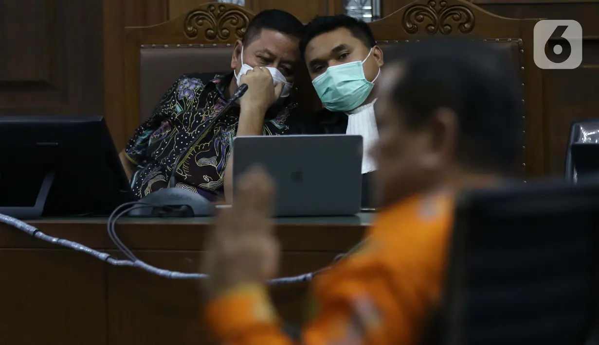 Tommy Sumardi (kiri), terdakwa perantara suap penghapusan nama Djoko Tjandra dari red notice saat menjalani sidang lanjutan di Pengadilan Tipikor, Jakarta, Selasa (24/11/2020). Sidang mendengar keterangan saksi, salah satunya Irjen (Pol) Napoleon Bonaparte. (Liputan6.com/Helmi Fithriansyah)