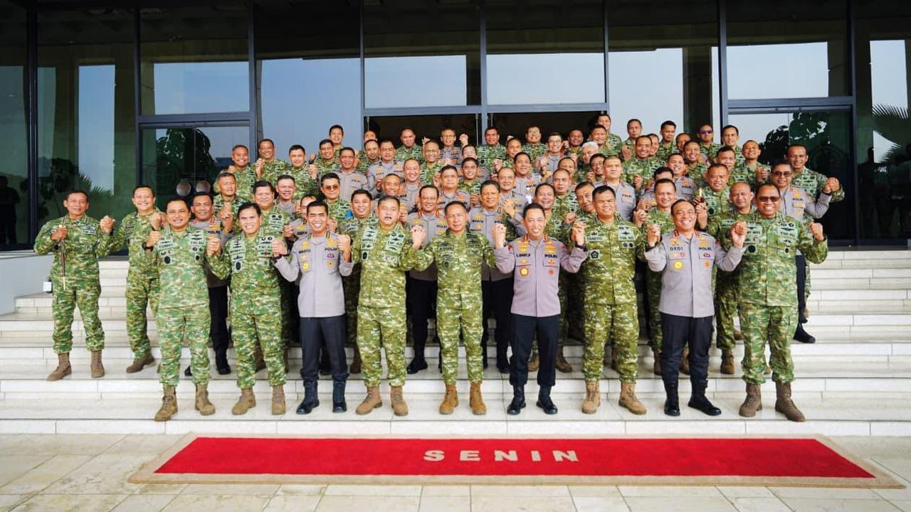 Kapolri Jenderal Listyo Sigit Prabowo bersama jajaran Pejabat Utama (PJU) Mabes Polri menemui Panglima TNI Jenderal Agus Subiyanto di Mabes TNI, Cilangkap, Jakarta Timur.
