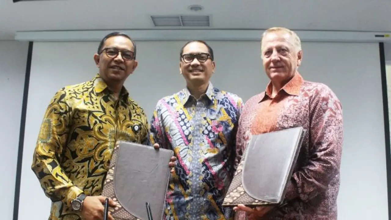 (Kiri-Kanan) Direktur Line Operation GMF, Tazar Marta Kurniawan, Direktur Utama GMF, Iwan Joeniarto dan Founder dan Direktur KORR Group