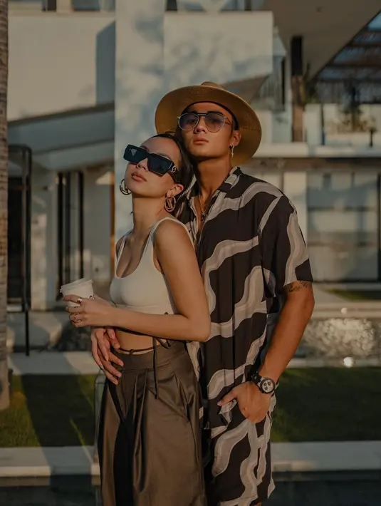 Pasangan influencer Nazla Alifa dan atlet jetski Aqsa Azwar juga selalu tampil bergaya matching dan fashionable, baik dalam keseharian, liburan, dan event barengan. (Foto: @aqsaaswar)