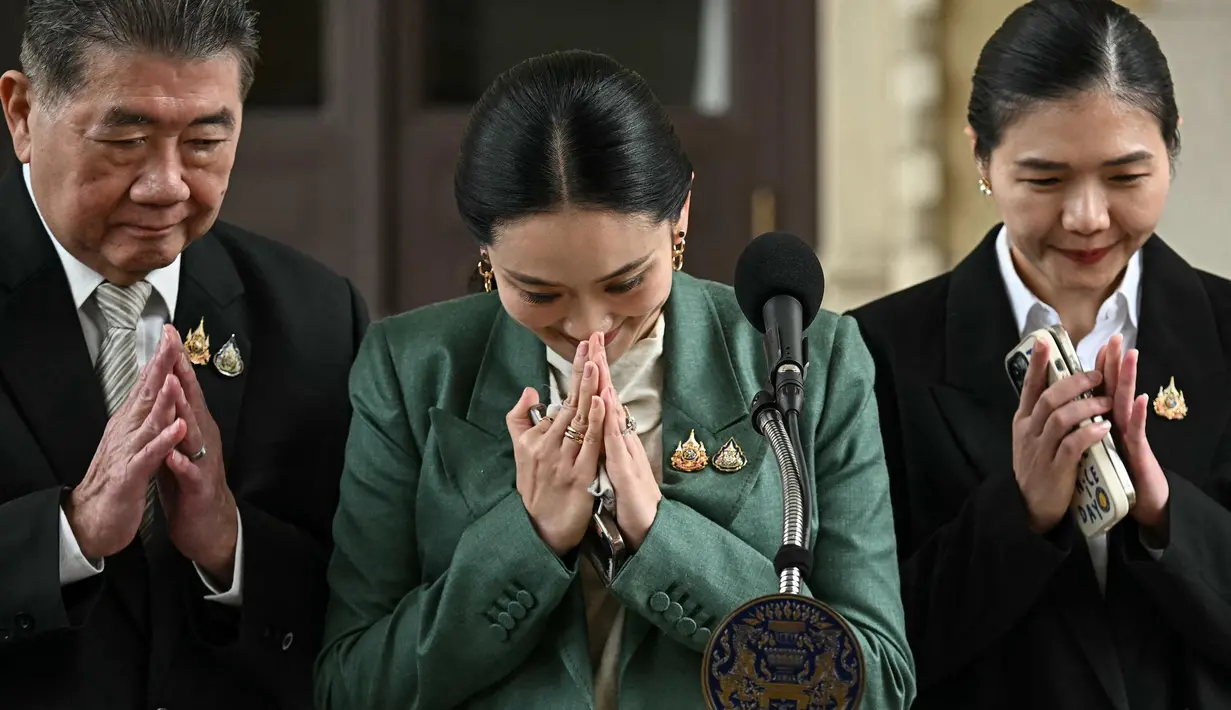 Perdana Menteri Thailand Paetongtarn Shinawatra (tengah) dan Wakil Perdana Menteri Thailand Phumtham Wechayachai (kiri) memberi isyarat saat memberikan keterangan kepada wartawan setelah penangguhannya oleh Mahkamah Konstitusi di Government House, Bangkok pada 1 Juli 2025. (Lillian SUWANRUMPHA/AFP)