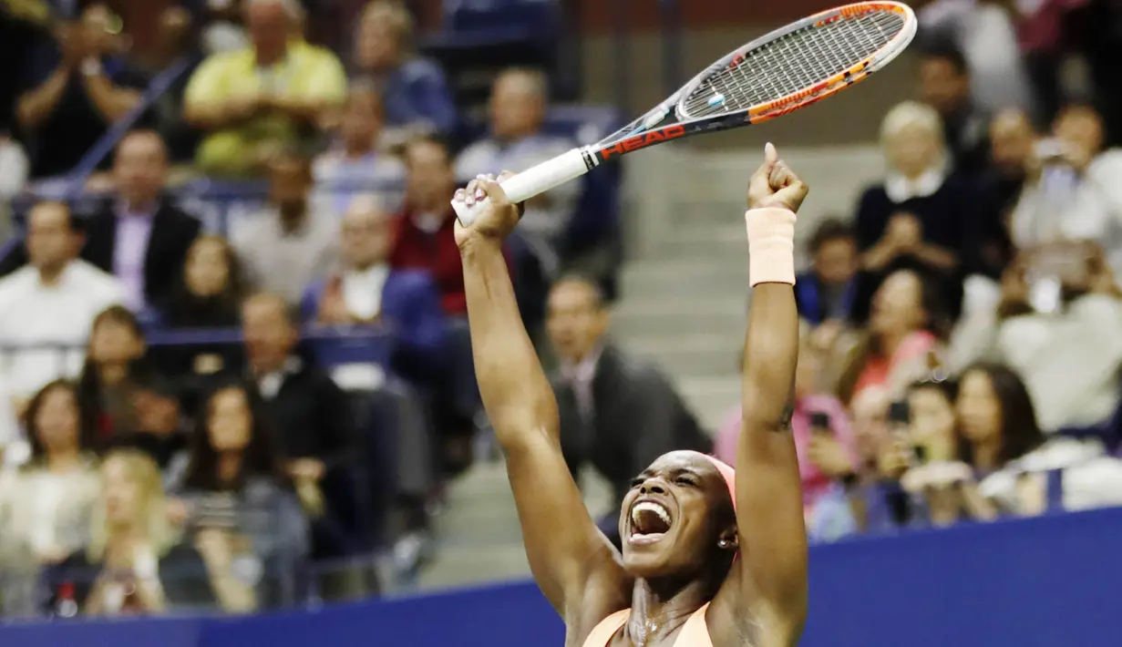 Petenis muda AS, Sloane Stephens, melakukan selebrasi usai menaklukan petenis AS, Venus Williams, pada babak semifinal AS Terbuka 2017 di New York, Kamis (7/9/2017). Venus Williams kalah 1-6, 6-0, 5-7 dari Sloane Stephens. (AP/Julio Cortez)