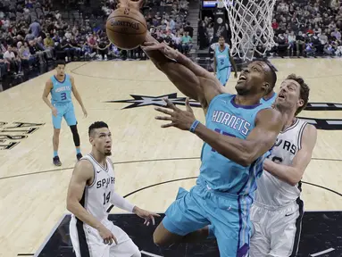 Pemain Charlotte Hornets,  Dwight Howard (12) diadang pemain San Antonio Spurs, Pau Gasol (16) pada laga NBA basketball game di AT&T Center, San Antonio, (3/11/2017) waktu setempat. San Antonio menang 108-101. (AP/Eric Gay)