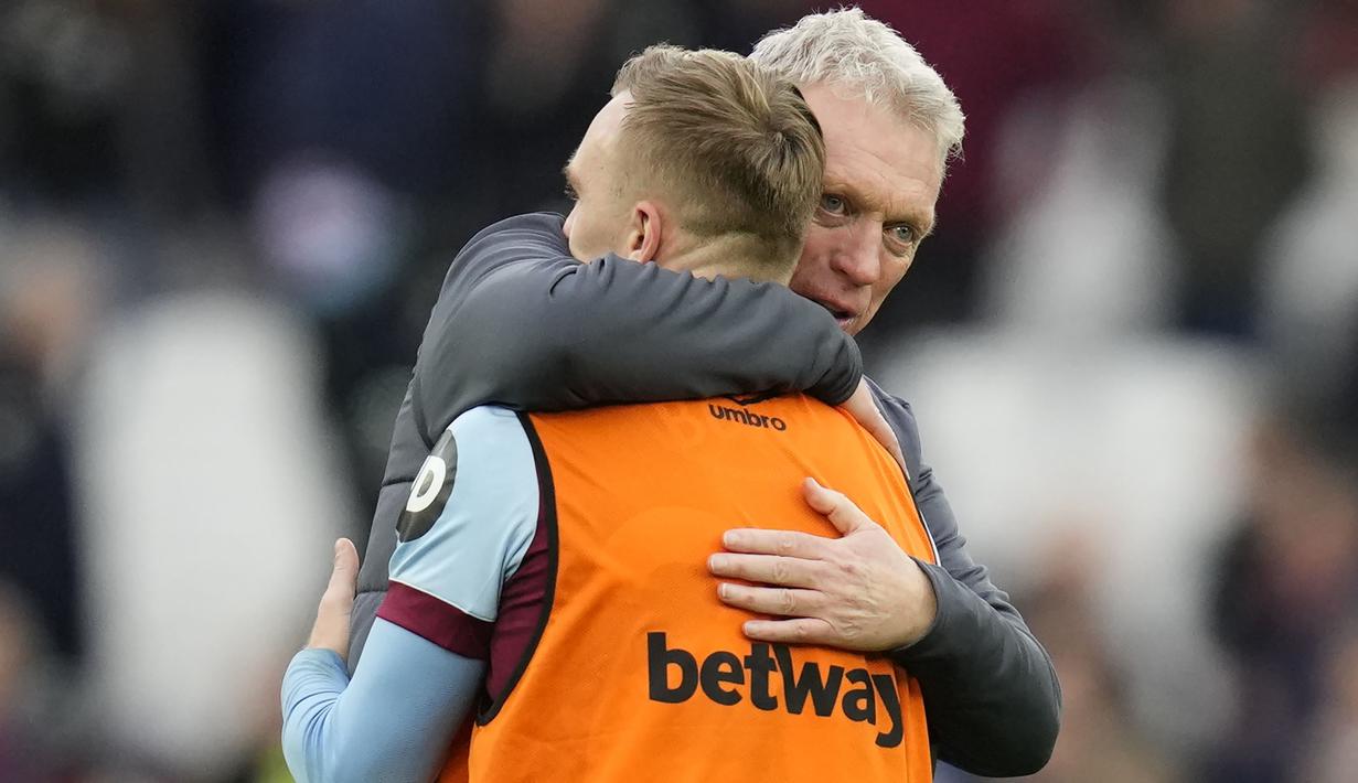 Selebrasi kemenangan pelatih West Ham United bersama Jarrod Bowen setelah berakhirnya laga pekan ke-18 Liga Inggris 2023/2024 menghadapi Manchester United di London Stadium, London, Sabtu (23/12/2023). (AP Photo/Kirsty Wigglesworth)