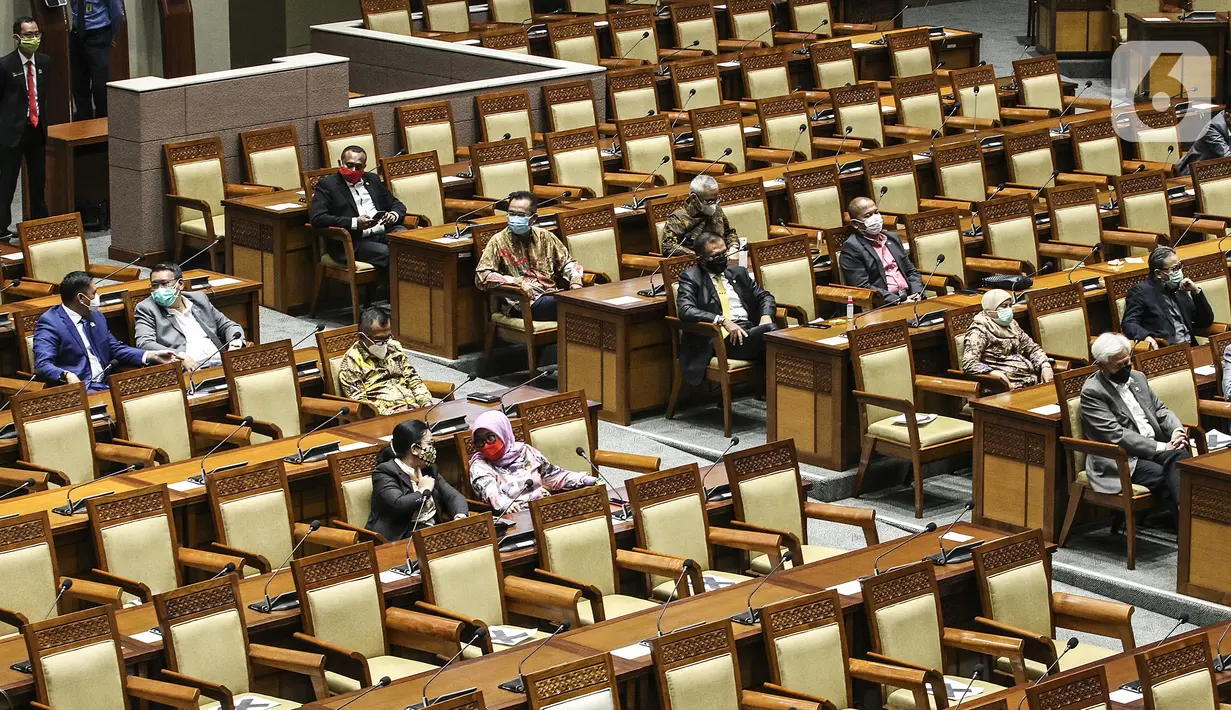 Anggota dewan mengikuti Rapat Paripurna Penutupan Masa Sidang II yang digelar secara virtual maupun fisik di Gedung Nusantara II, Jakarta, Jumat (11/12/2020). Rapat tersebut beragendakan pidato penutupan Ketua DPR Puan Maharani. (Liputan6.com/Johan Tallo)
