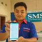 Anggota Kospin SMS Cirebon menunjukkan aplikasi digital yang dibuat oleh pengurus Koperasi. Foto (Liputan6.com / Panji Prayitno)