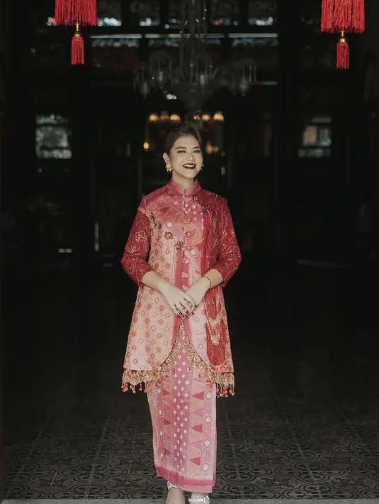 Kebaya Cheongsam juga semakin membuat tampilan terlihat unik. Mengusung gaya peranakan, tentu hadirkan kesan yang semakin istimewa.  [Foto: Instaram/ Kahiyang Ayu]