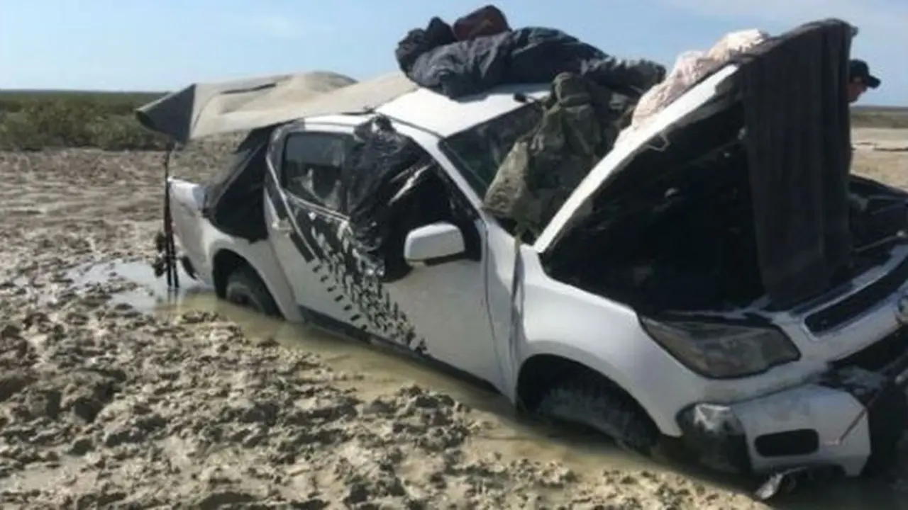 Demi menghindari serangan buaya ganas, kedua pria itu melindungi diri dengan cara menaiki atap mobil (Western Australia Police)