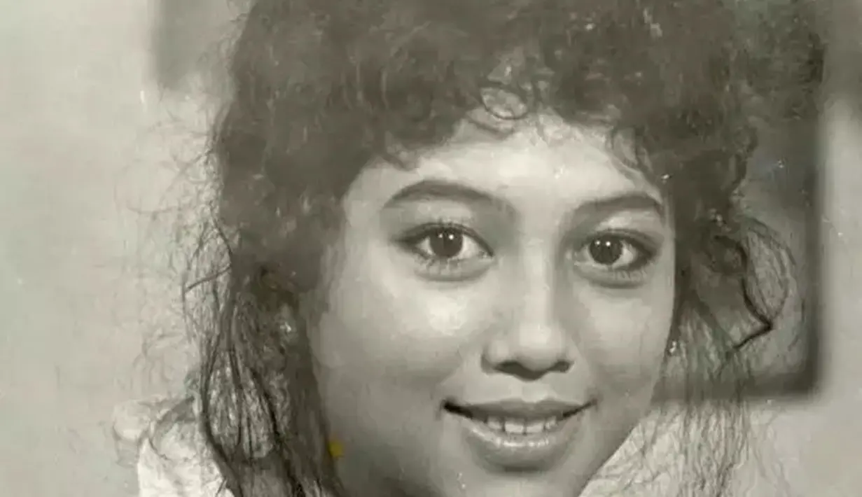 Meriam Bellina sering didapuk jadi aktris langganan peran antagonis di berbagai judul sinetron. Foto masa remaja Meriam Bellina pun jauh dari kata judes karena penampilannya menawan dengan senyum manisnya. Foto lawas ini pun banjir pujian. (Liputan6.com/IG/bellinamer)