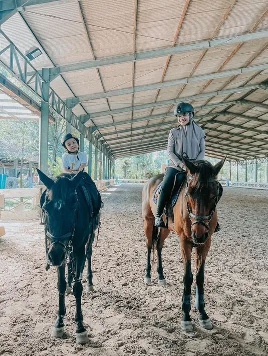 Ukkasya tampak naik kuda sendiri sedangkan disebelahnya ada Zaskia  Sungkar dengan kudanya. "Gak usah gitu mukanya kan aku gak kuat liatnya," tulis shireensungkar dalam kolom komentar. [Instagram/zaskiasungkar15]
