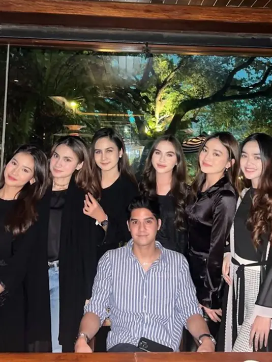 Momen buka bersama ini pun terlihat sangat kompak ketika para wanita yang hadir mengenakan busana bernuansa hitam. Kekompakannya ini pun menuai banyak pujian dari netizen. Selain itu tidak sedikit yang memuji penampilan artis idolanya masing-masing. (Liputan6.com/IG/@raisyabawazier)
