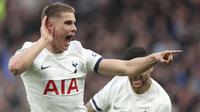 Selebrasi bek Tottenham Hotspur, Micky van de Ven setelah mencetak gol kedua timnya ke gawang Nottingham Forest pada laga pekan ke-32 Premier League 2023/2024 di Tottenham Hotspur Stadium, London, Minggu (7/4/2024) malam. (AP Photo/Ian Walton)