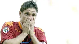 Reaksi kapten AS Roma, Francesco Totti di laga lawan Napoli yang berlangsung di Olimpico Stadium, 4 Oktober 2009. Dua gol Totti membuat Roma unggul 2-1. AFP PHOTO / Filippo MONTEFORTE 