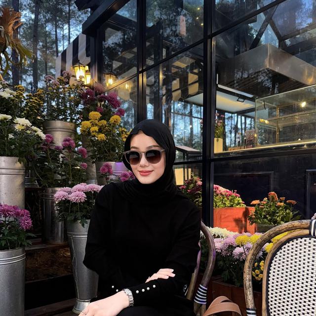 Potret 6 Artis Pakai Jilbab Meleyot, Tren Hijab yang Populer di Tahun 2025