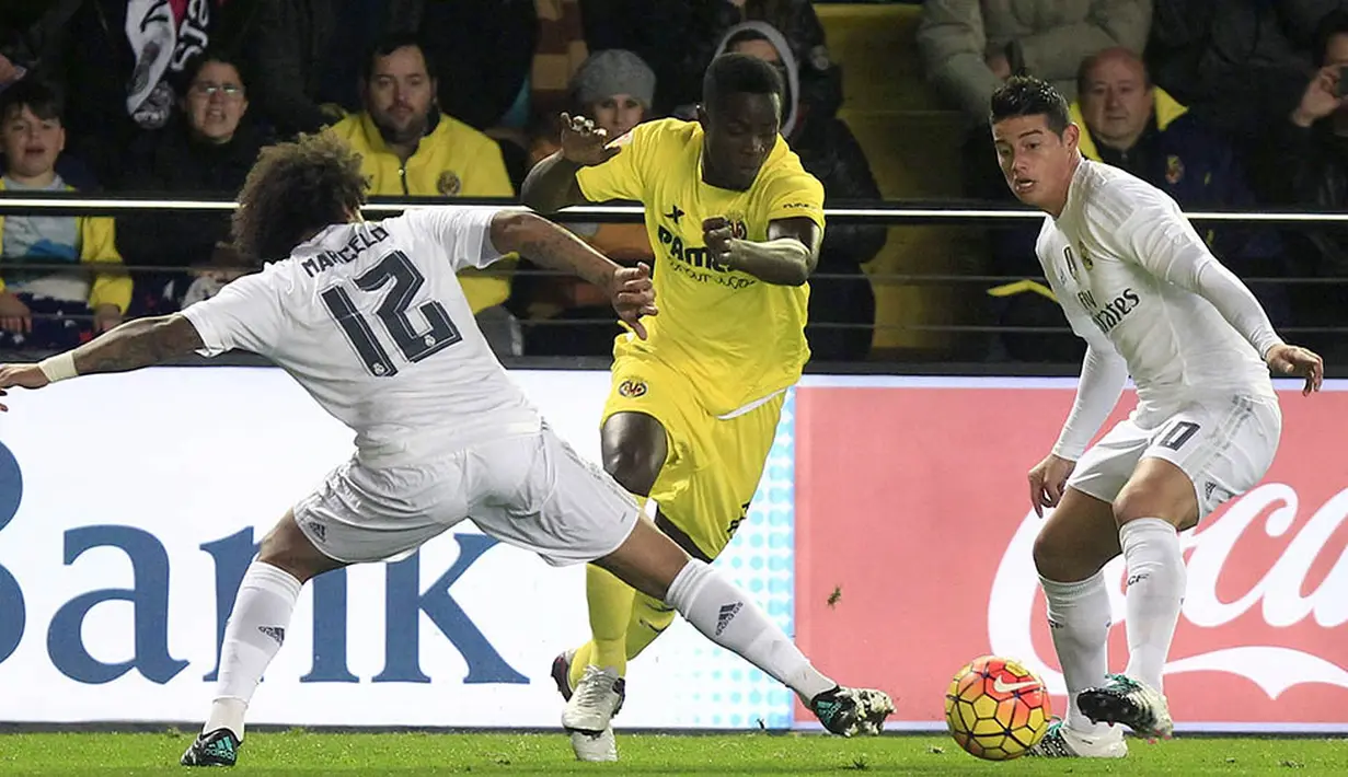 Bek Villarreal, Eric Bailly, berusaha melewati hadangan pemain Real Madrid pada laga La Liga Spanyol di Stadion El Madrigal, Spanyol, Minggu (13/12/2015). (EPA/Juan Carlos)