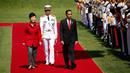 Presiden RI, Joko Widodo berjalan bersama Presiden Korea Selatan Park Geun-hye di Blue House, Korea Selatan (16/5). Jokowi dan Presiden Park melakukan pertemuan bilateral, termasuk untuk membahas 7 nota kesepahaman. (AFP PHOTO/KIM HONG-JI)