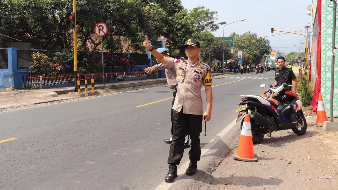 Nampak lenggang, Kapolres Garut AKBP Budi Satria Wiguna tengah memberikan intruksi saat one way berlangsung.