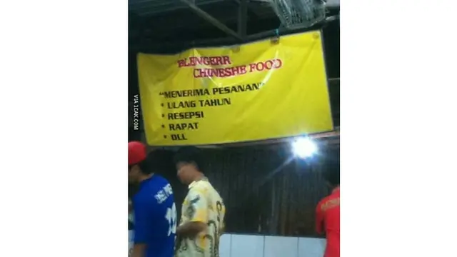 6 Spanduk Jualan Makanan Asia Ini Bikin Geleng Kepala