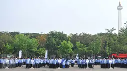 Ratusan Pegawai Negeri Sipil (PNS) mengikuti upacara peringatan Hari Pahlawan di lapangan eks IRTI Monas, Jakarta, Selasa (10/11). Upacara tersebut dipimpin oleh Gubernur DKI Jakarta Basuki T Purnama. (Liputan6.com/Gempur M Surya)