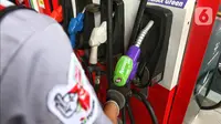 Petugas mengisi bahan bakar BBM jenis pertamax green ke sepedah motor di SPBU MT Haryono, Jakarta, Senin (24/7/2023). (Liputan6.com/Angga Yuniar)