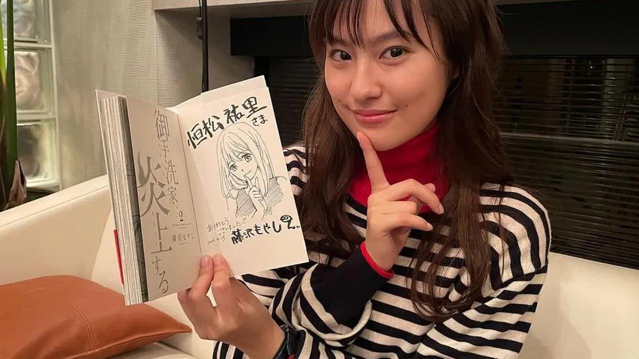 Akane Heiya, siswi SMA populer yang kehilang salah satu kakinya begitu terlempar ke dunia paralel.<br>