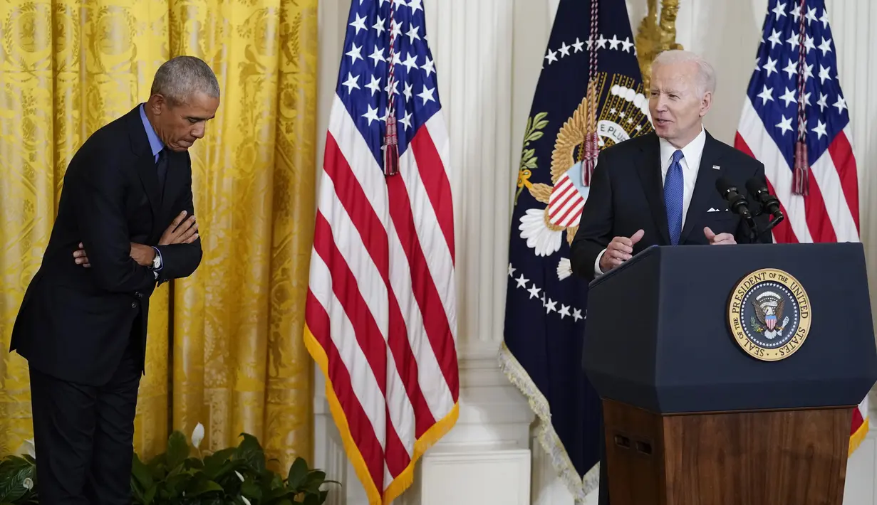Mantan Presiden Barack Obama membungkuk memberi hormat kepada Presiden Joe Biden saat dia berbicara dalam sebuah acara tentang Undang-Undang Perawatan Terjangkau, atau biasa disebut Obamacare di East Room Gedung Putih di Washington, 5 April 2022. (AP Photo/Carolyn Kaster)