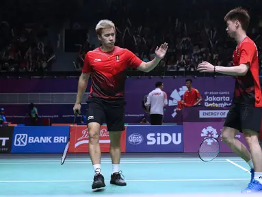 Ganda putra Indonesia, Kevin Sanjaya S/Marcus F Gideon mengembalikan kok ke arah pemain India, Satwik S Rankireddy/Chirag C Shetty pada perempat final Bulutangkis Beregu Putra Asian Games 2018 di Jakarta, Senin (20/8). (Liputan6.com/Helmi Fithriansyah)
