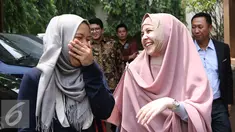 Risty Tagor berbincang dengan kerabatanya usai menjalani sidang cerai di pengadilan Agama, Jakarta, Kamis (18/2). Sidang cerai Risty dan Stuart Collin di tunda karena hakim sakit. (Liputan6.com/Herman Zakharia)