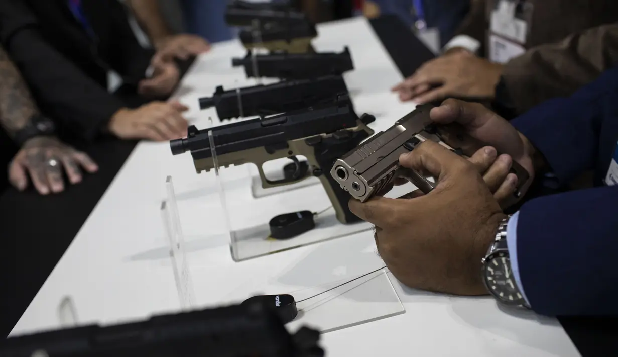 Pameran LAAD 2023 kembali digelar setelah jeda empat tahun yang dipicu oleh pandemi global. (AP Photo/Bruna Prado)