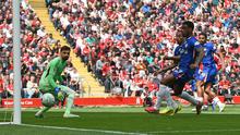 Kiper Liverpool, Giorgi Mamardashvili, hanya bisa mematung melihat bola masuk ke dalam gawangnya setelah gelandang Chelsea, Enzo Fernandez, melepas tendangan bebas dalam laga Premier League di Anfield, Sabtu (9/5/2026) malam WIB. (PETER POWELL / AFP)